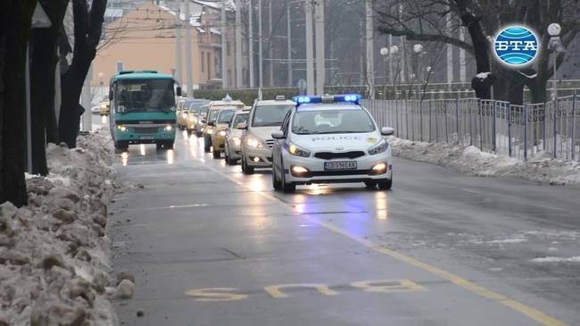 Таксиметрови шофьори излязоха на протест пред Съдебната палата в Русе заради убийството на техен колега