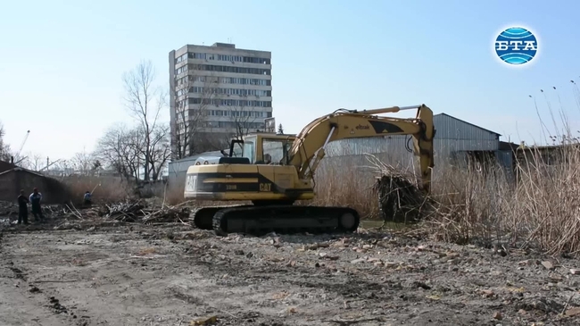 Почистват канала, свързващ езерото "Вая" и Черно море
