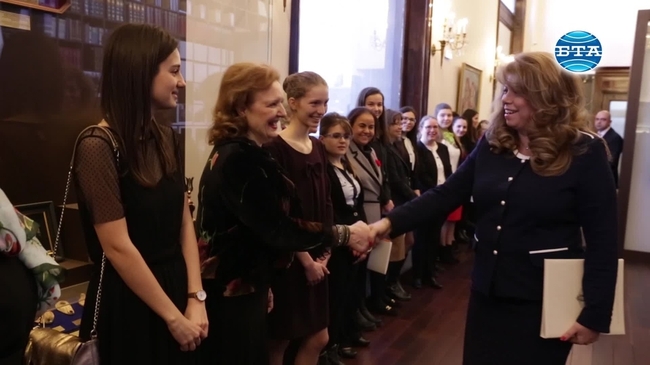 Вицепрезидентът Илияна Йотова се срещна с победителките в инициативата "Посланик за един ден"