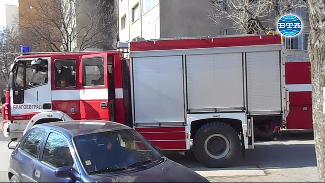 Огнеборци гасиха повече от час пожар в жилищен блок в Благоевград, няма пострадали