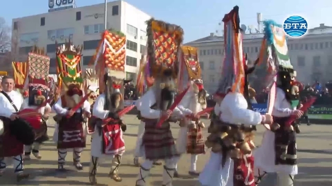 Над 7 000 маскирани дефилират в Перник