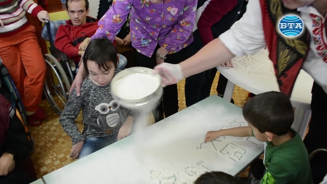 Потребителите на Дневен център "Зорница" във Враца месиха шарени питки