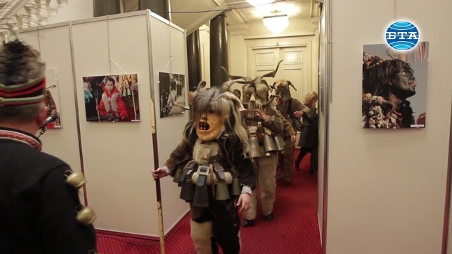 Фотоизложбата "Духът на Сурва" гостува в Народното събрание
