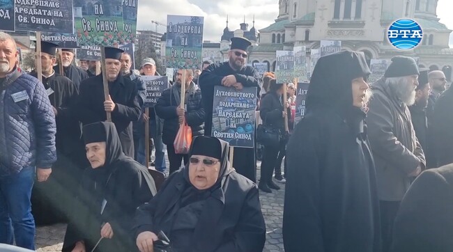 Свещеници и миряни участват в протест и контрапротест пред Синодалната палата заради избора на Сливенски митрополит