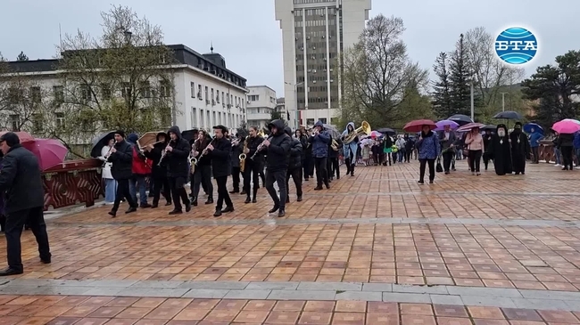 На Цветница в Ловеч бе изпълнен ритуалът „По вода“ и обявена тазгодишната „кумичка“