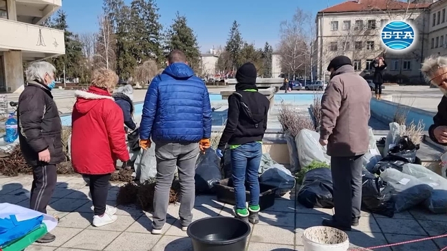 В Разград бяха подарени 12 000 плодни и декоративни дръвчета на местните жители