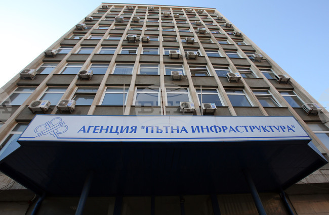 Движението при 42-ри км на пътя Кюстендил – Перник се осъществява с повишено внимание заради паднала земна маса