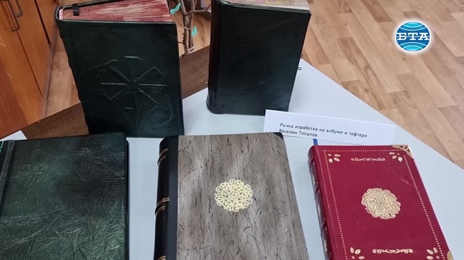 Библиотекари от Ловеч разкриват своите таланти в изложба "Споделени пространства"