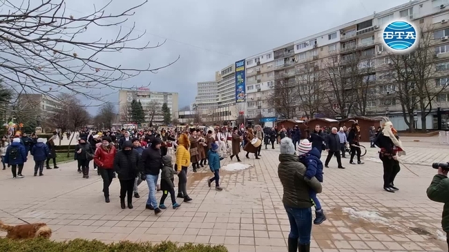 Десетки жители на Добрич събра празничната програма по случай Сирни Заговезни