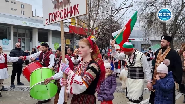 Фестивалът „Кукерски игри в Пиринско“ събра стотици кукери в центъра на Благоевград
