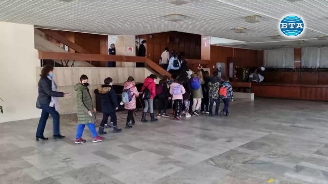 Представление на Кърджалийския театър учи децата на пътна безопасност