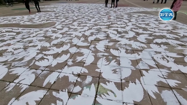 Голям бял гълъб като послание за мир изрисуваха деца на централния площад в Кюстендил