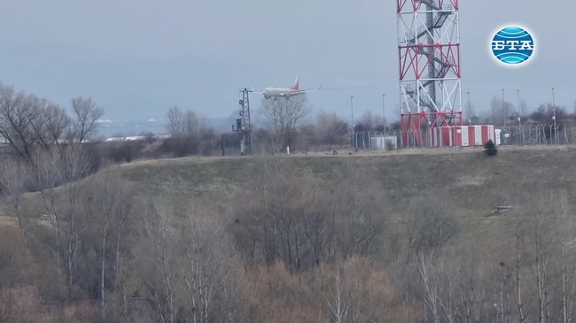 Самолетът на руския въздушен превозвач кацна на летище София за осъществяването на хуманитарен полет до Москва