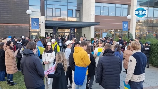 Студенти от Американския университет се събраха тази вечер в подкрепа на Украйна 