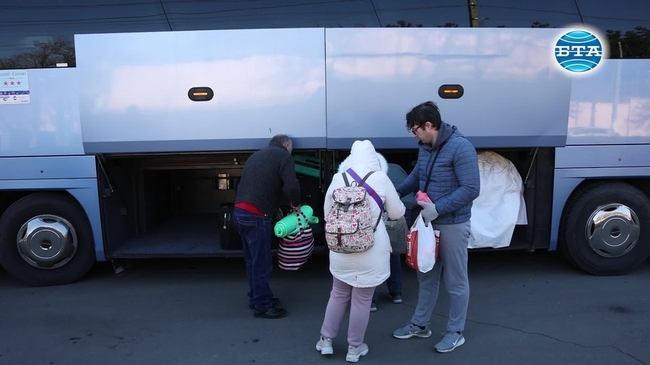 Български автобуси продължават да евакуират желаещи да напуснат Украйна