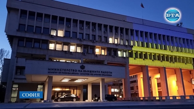 Знакови сгради в България са осветени в цветовете на украинското знаме