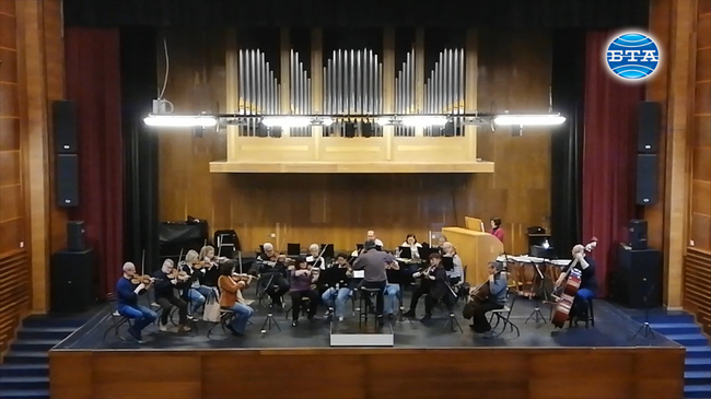 Сливенският симфоничен оркестър се готви за Великденски концерт под диригентството на маестро Димитър Караминков.