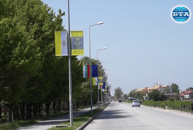 С над 750 знамена и лого на визитата, изработено от пет вида цветя, в град Раковски очакват папа Франциск