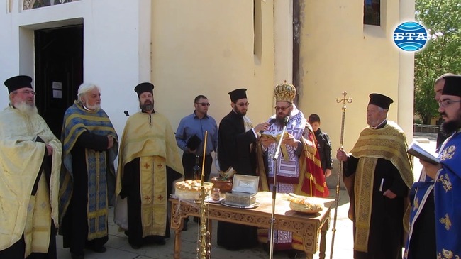 С молебен, водосвет и курбан перничани отбелязаха седмата годишнина от земетресението през 2012 година 