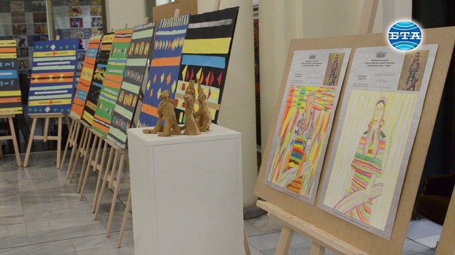 Малки художници от Добрич представят картините си, рисувани по творби на големите майстори