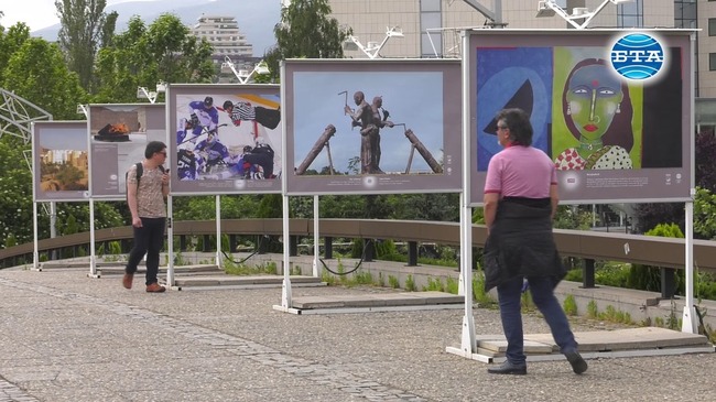 Изложбата "Среща на погледи" е експонирана на Моста на влюбените 