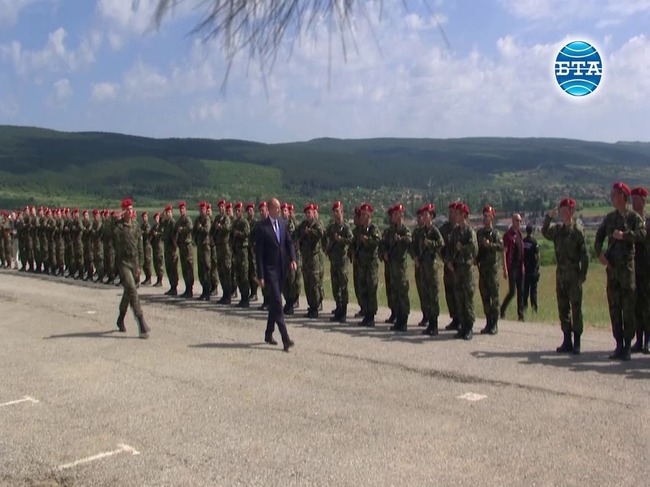Президентът Румен Радев наблюдава заключителния етап на учението "Ответен удар - 2019 г." на учебния полигон "Ново село"