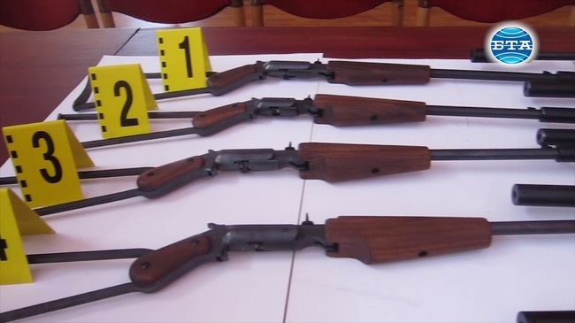 Полицията е арестувала мъж от град Пордим, произвеждал в гаража си оръжия със сгъваем приклад 