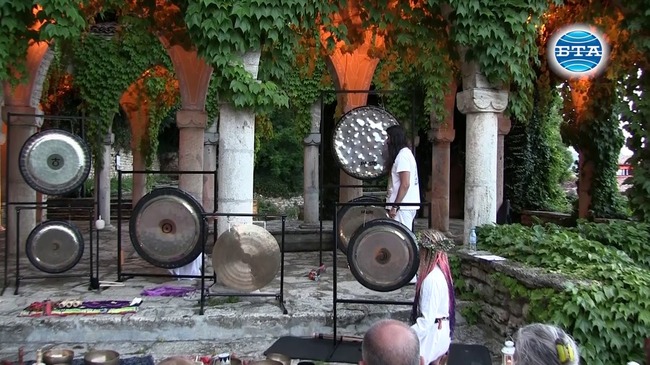 Планетарни гонгове и тибетски купи звучаха на концерт в "Двореца" в Балчик 
