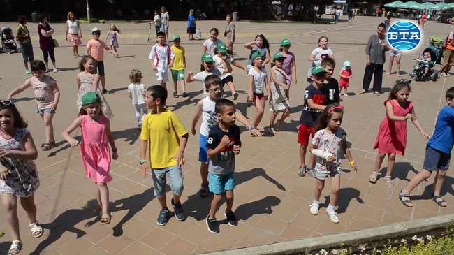 Зумба парти проведоха в Добрич по повод Международния ден за борба с наркотиците