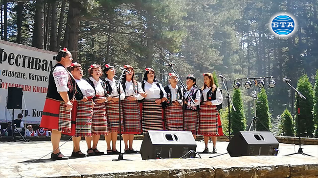 Фестивалът на етносите, багрите и котленския килим събра  стотици посетители в Котел