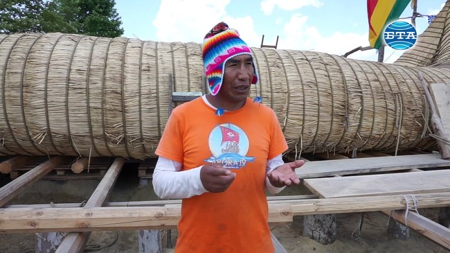 Индианци от Боливия строят тръстикова лодка за международната експедиция АБОРА 4
