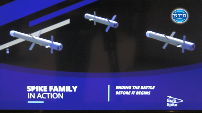 Изхар Сахар, корпоративен директор за Европа на RAFAEL, представя ракетите SPIKE