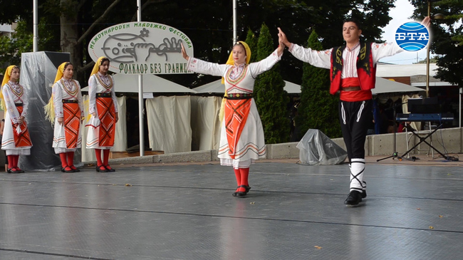 Детската танцова школа "Хорце" от Добрич има в репертоара си танци от всички фолклорни области на България