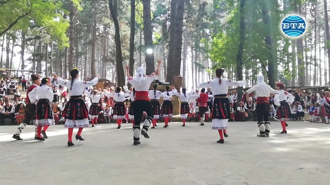 Стотици хора посетиха втория ден на Международния фестивал на фолклорната носия „Скок във времето” в местността Добромерица край село Жеравна