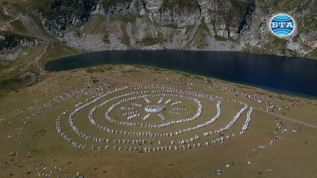 Стотици последователи на Петър Дънов посрещнаха Слънчевата нова година в Рила