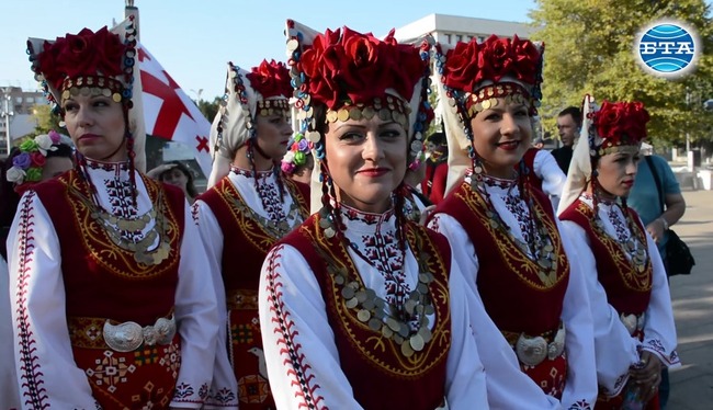 С пъстро дефиле и невероятни изпълнения започна 47-ият Международен фолклорен фестивал в Бургас