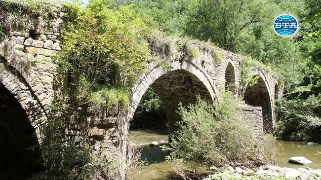 Старинен мост в Търговищко впечатлява с интересната си архитектура