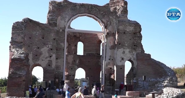 Червената църква край Перущица привлича все повече туристи