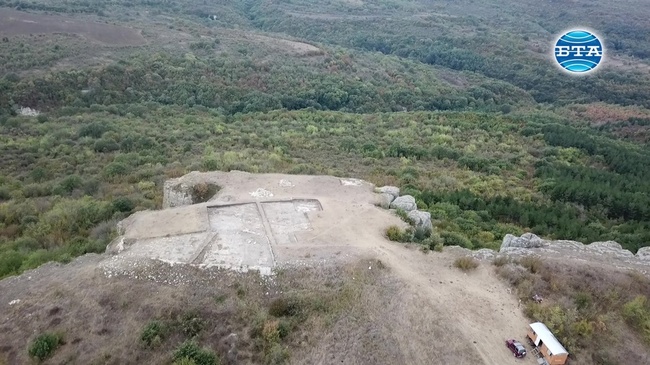 Половината от укрепителната система на праисторическото селище Аврен - Бобата е разкрита