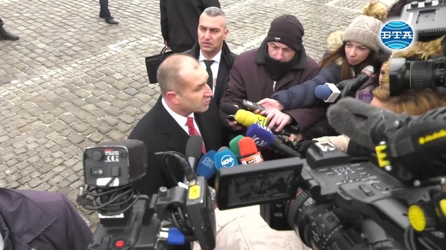 Изборът на самолет с тази процедура е троен удар по България, а конкурсът е опорочен, смята Румен Радев