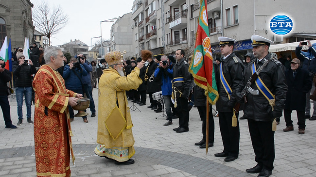 Бургас отбелязва Богоявление с празнична Света литургия и освещаване на бойните знамена