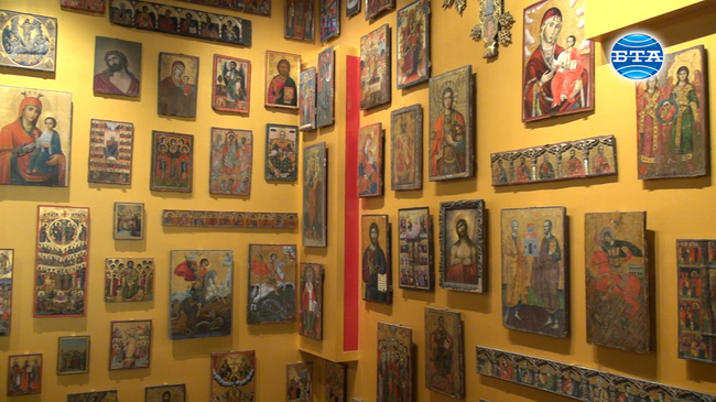 Уникални икони на бременната Богородица, на Свети Христофор с кучешка глава и на иконописците Онуфри съхранява Музеят на средновековното изкуство в Корча 