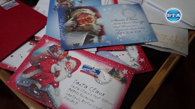 Разнообразни са желанията за подаръци на децата, адресирани до Дядо Коледа - от компютри, телефони, спортни екипи и играчки до мир и любов между хората