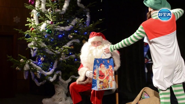 Приказни приключения с Дядо Коледа в кукления театър в Добрич 