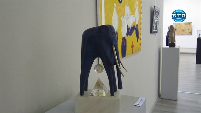 Плевенските художници подредиха коледна изложба с над 60 творби 