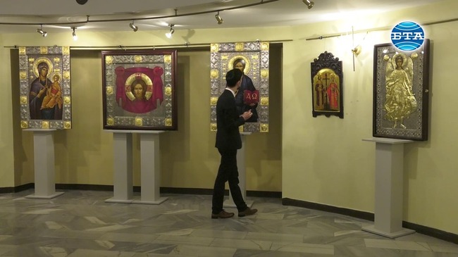 Изложба иконопис и живопис под наслов "Профундо" се открива днес в зала "България"