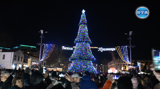 И Бургас запали светлините на Коледната елха