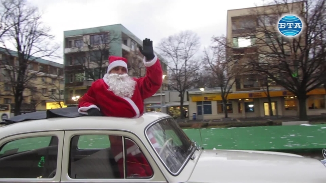 Дядо Коледа пристигна с ретро автомобил в Перник 