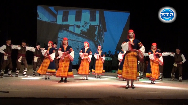 Ансамбъл "Родопа" представя тази вечер новия си концерт-спектакъл "Чан до чана, песен до песен"