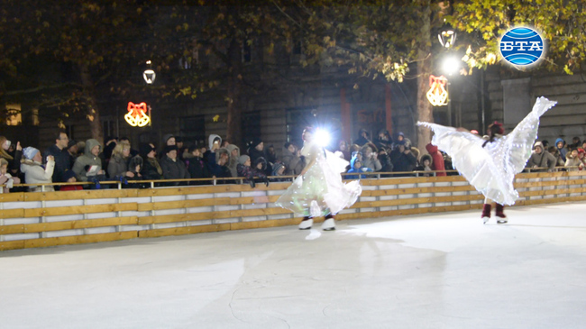 Със светлинно и танцово шоу на кънки бе открита ледената пързалка в Русе
